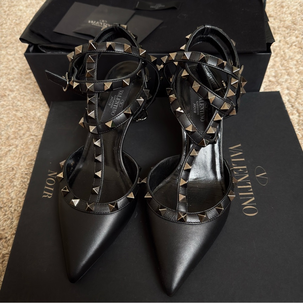 Valentino Noir Rockstud Pump